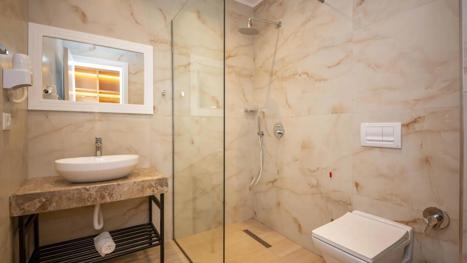 Merar Hotel Golem